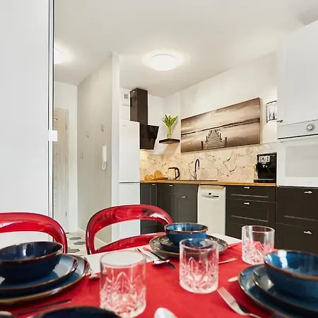 Golden Hour Apartments- Plac Slowianski 36 * 슈비노우이스쳬